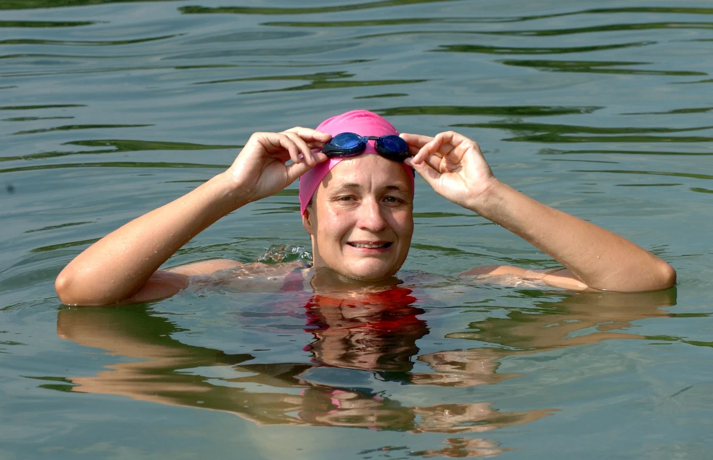 Kirsten Seidel adjusting her goggles while resting in the water